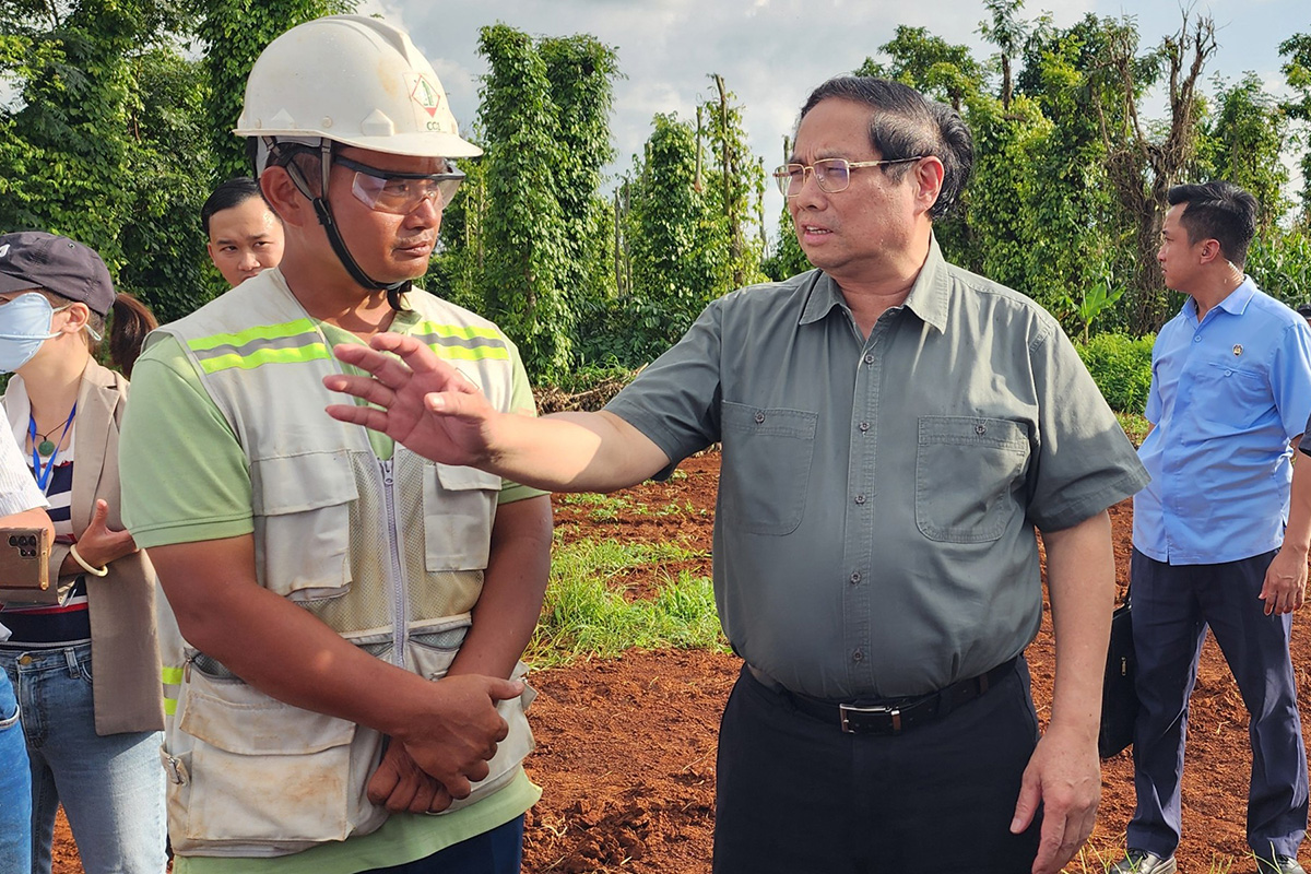 Thủ tướng Phạm Minh Chính thị sát công trường cao tốc Khánh Hòa - Buôn Ma Thuột. Ảnh: Ngọc Oanh
