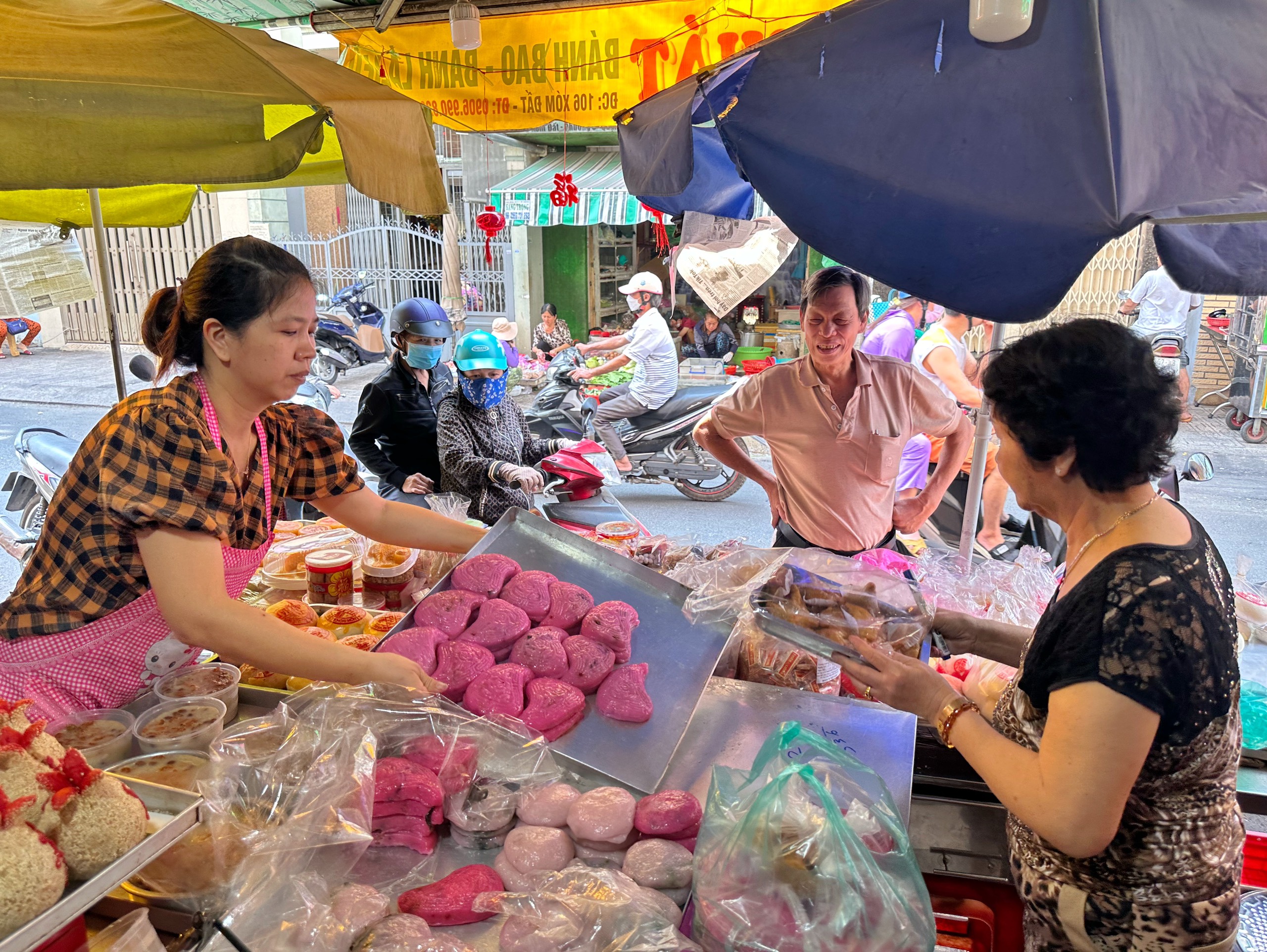 Lò 'bánh trường thọ' nức tiếng Chợ Lớn dịp tết: Làm gấp 10 lần, khách nườm nượp- Ảnh 5. Lò 'bánh trường thọ' nức tiếng Chợ Lớn dịp tết: Làm gấp 10 lần, khách nườm nượp- Ảnh 5.