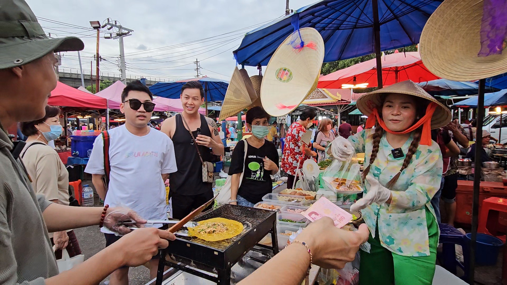 Quầy bánh tráng nướng đắt khách của chàng rể Việt tại Thái Lan- Ảnh 1. Quầy bánh tráng nướng đắt khách của chàng rể Việt tại Thái Lan- Ảnh 1.