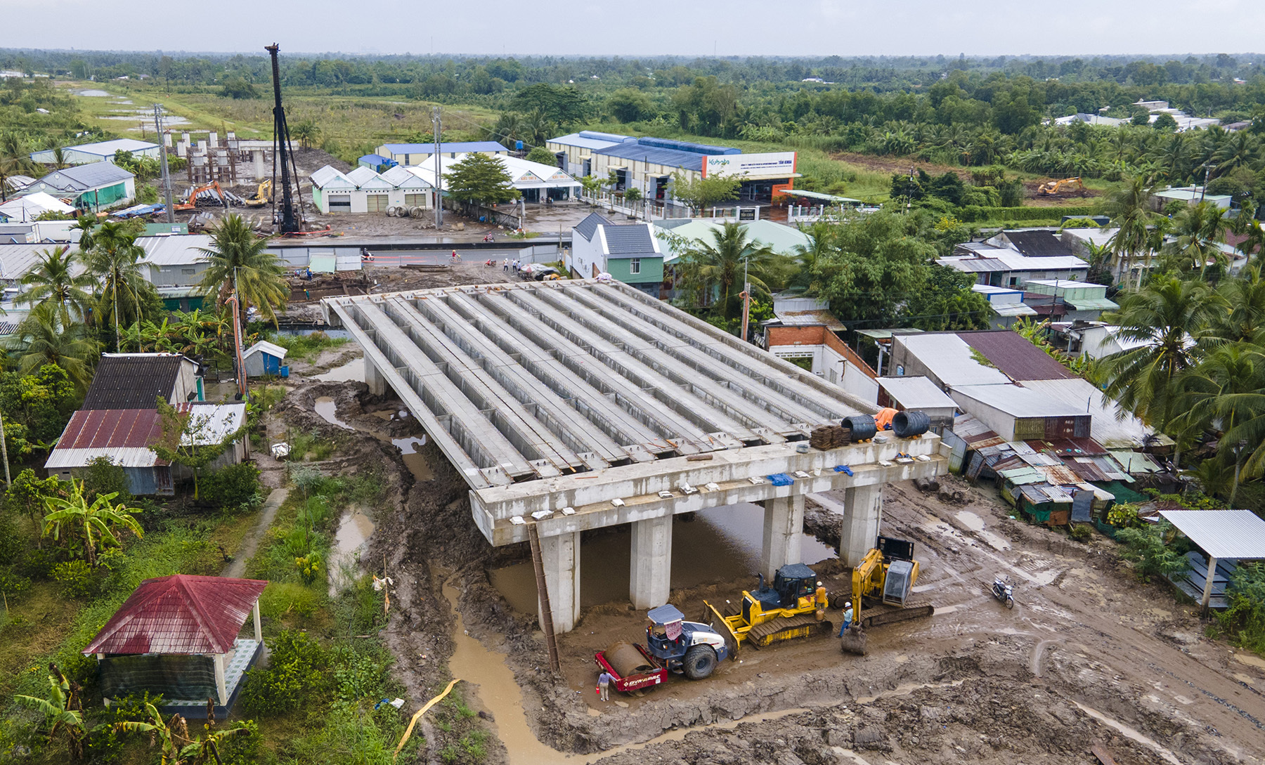 Thi công cầu cạn trên cao tốc Cần Thơ - Cà Mau. Ảnh: Huy Phong