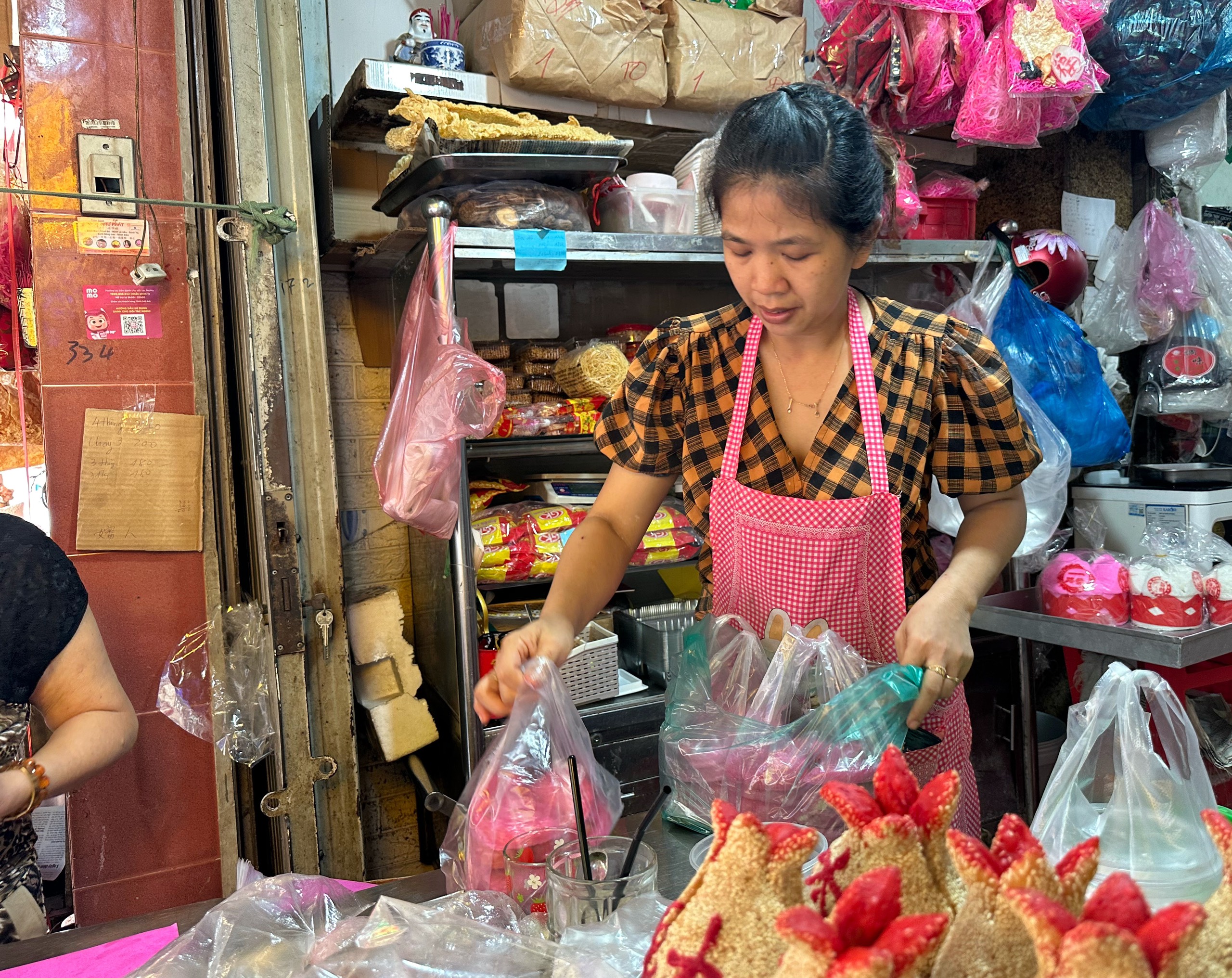 Lò 'bánh trường thọ' nức tiếng Chợ Lớn dịp tết: Làm gấp 10 lần, khách nườm nượp- Ảnh 8. Lò 'bánh trường thọ' nức tiếng Chợ Lớn dịp tết: Làm gấp 10 lần, khách nườm nượp- Ảnh 8.