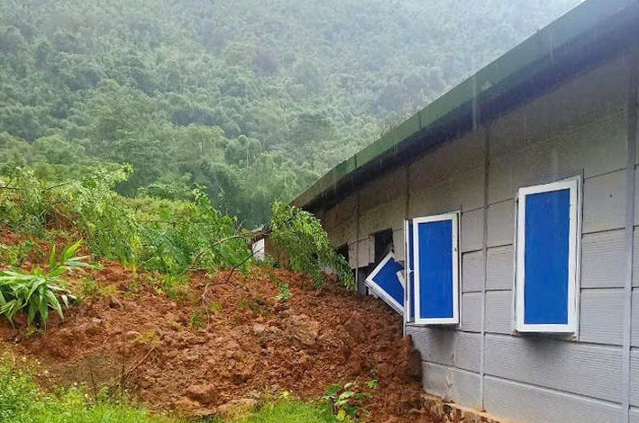 Đất đá tràn vào khu ký túc của Trường Phổ thông dân tộc bán trú THCS Trung Lý. Ảnh: Lam Sơn