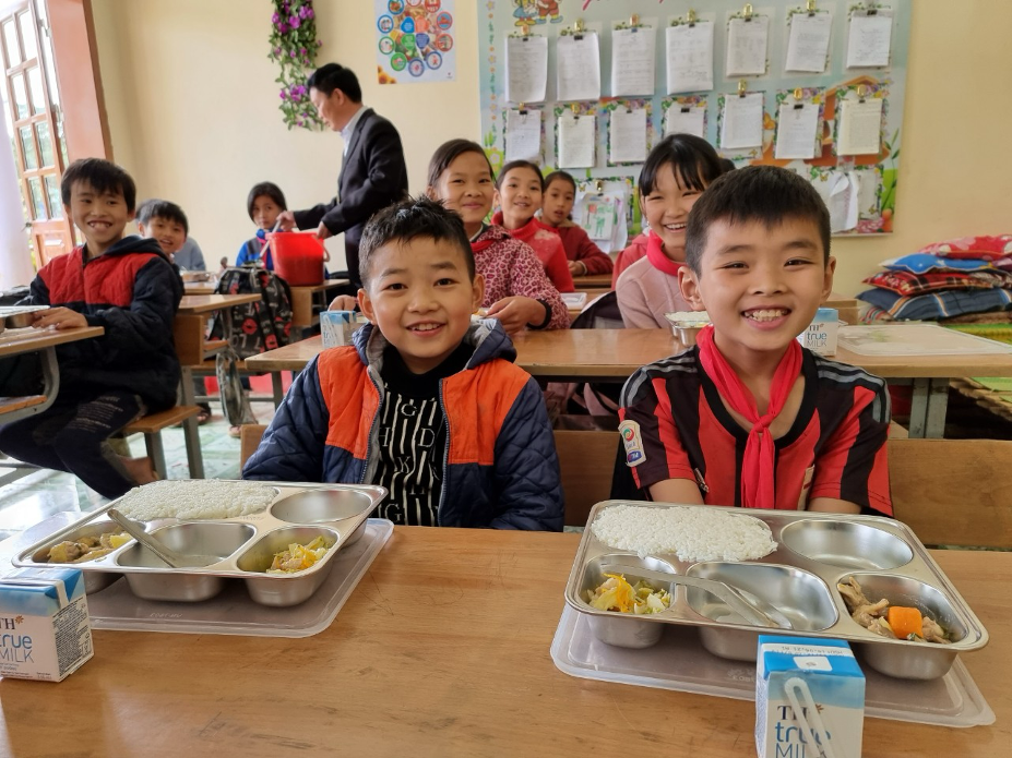 Các em nhỏ tại một trường học trong nghiên cứu về bữa ăn học đường. Ảnh: TH