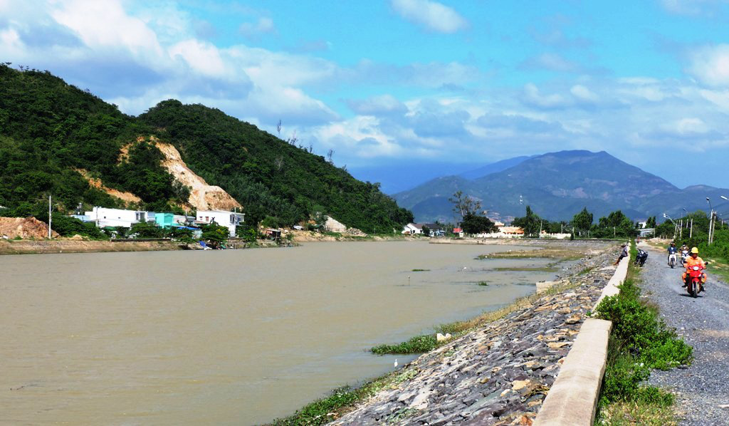 Đoàn kiểm tra dấu hiệu vi phạm làm việc về dự án thoát lũ ở TP Nha Trang - Ảnh 1.