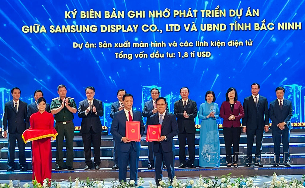 Chủ tịch Bắc Ninh Vương Quốc Tuấn trao Biên bản ghi nhớ về đầu tư dự án cho lãnh đạo Samsung Display. Ảnh: Báo Bắc Ninh
