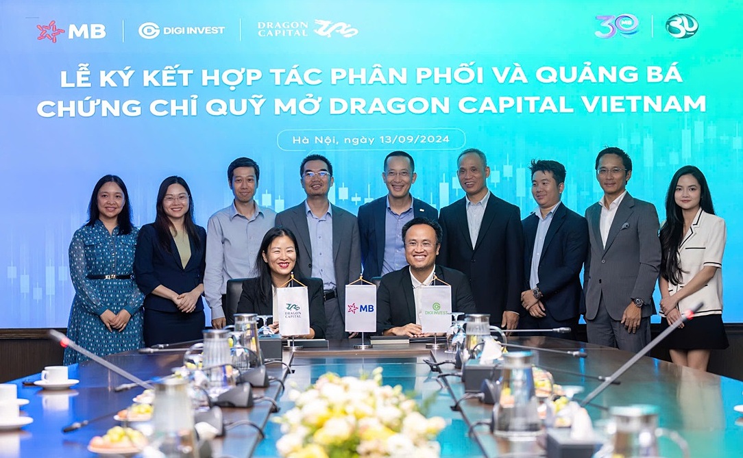 Đại diện các bên tại lễ ký kết hợp tác hôm 13/9. Ảnh: DC