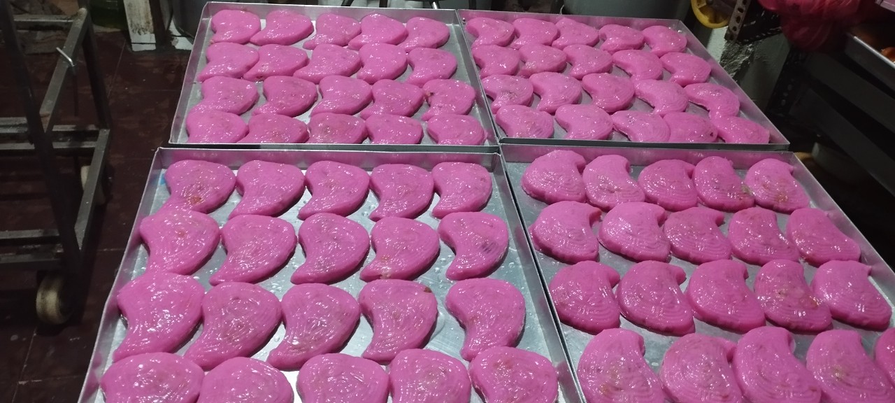 Lò 'bánh trường thọ' nức tiếng Chợ Lớn dịp tết: Làm gấp 10 lần, khách nườm nượp- Ảnh 7. Lò 'bánh trường thọ' nức tiếng Chợ Lớn dịp tết: Làm gấp 10 lần, khách nườm nượp- Ảnh 7.