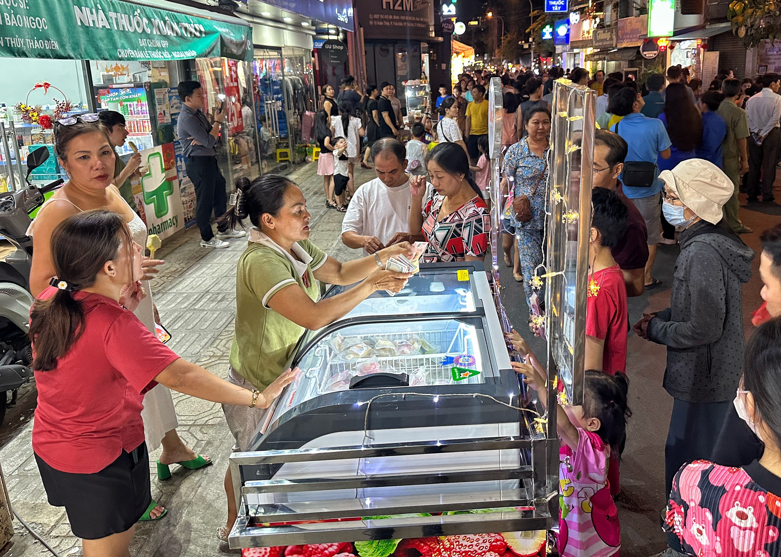 Phố đêm Thảo Điền 'mới toanh' vừa khai trương: Các món ăn có gì hấp dẫn?- Ảnh 8. Phố đêm Thảo Điền 'mới toanh' vừa khai trương: Các món ăn có gì hấp dẫn?- Ảnh 8.