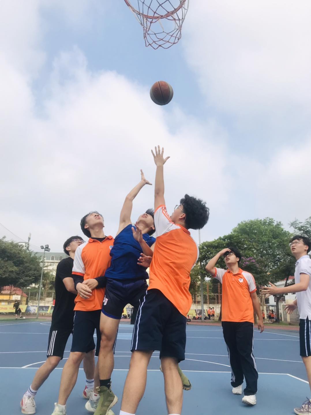 Các học sinh chơi bóng rổ trong giờ ra chơi.