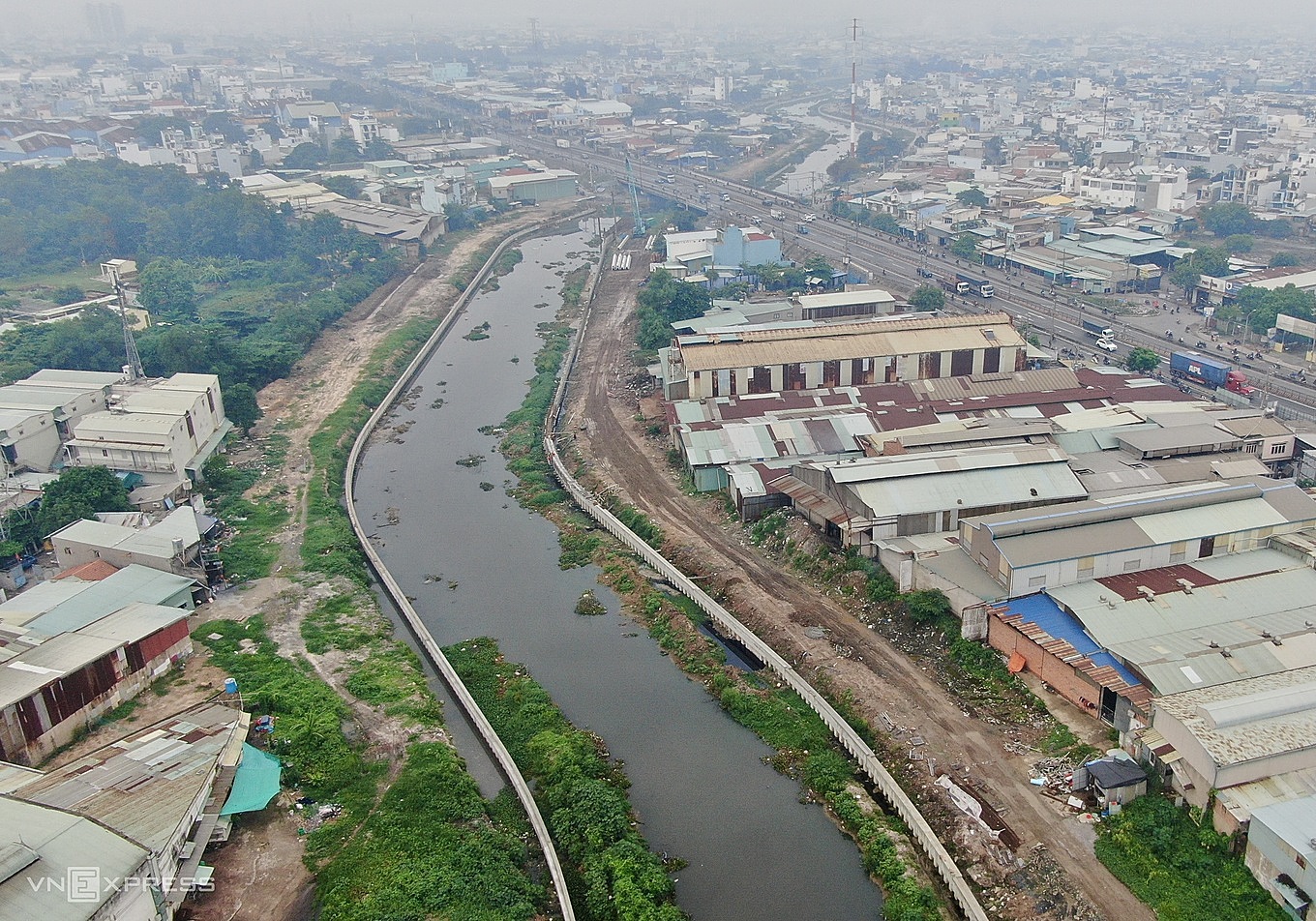 Kênh Tham Lương - Bến Cát, đoạn chảy qua quận Bình Tân, tháng 6/2024. Ảnh: Gia Minh
