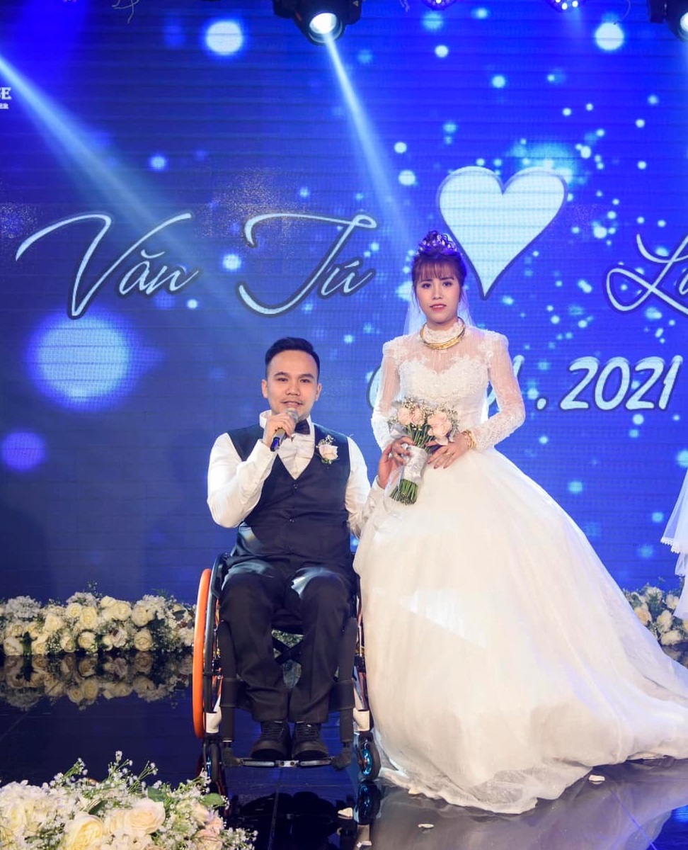 Anh Tú hát trong ngày cưới, năm 2021, khi sánh đôi với vợ. Ảnh: Tu Pham