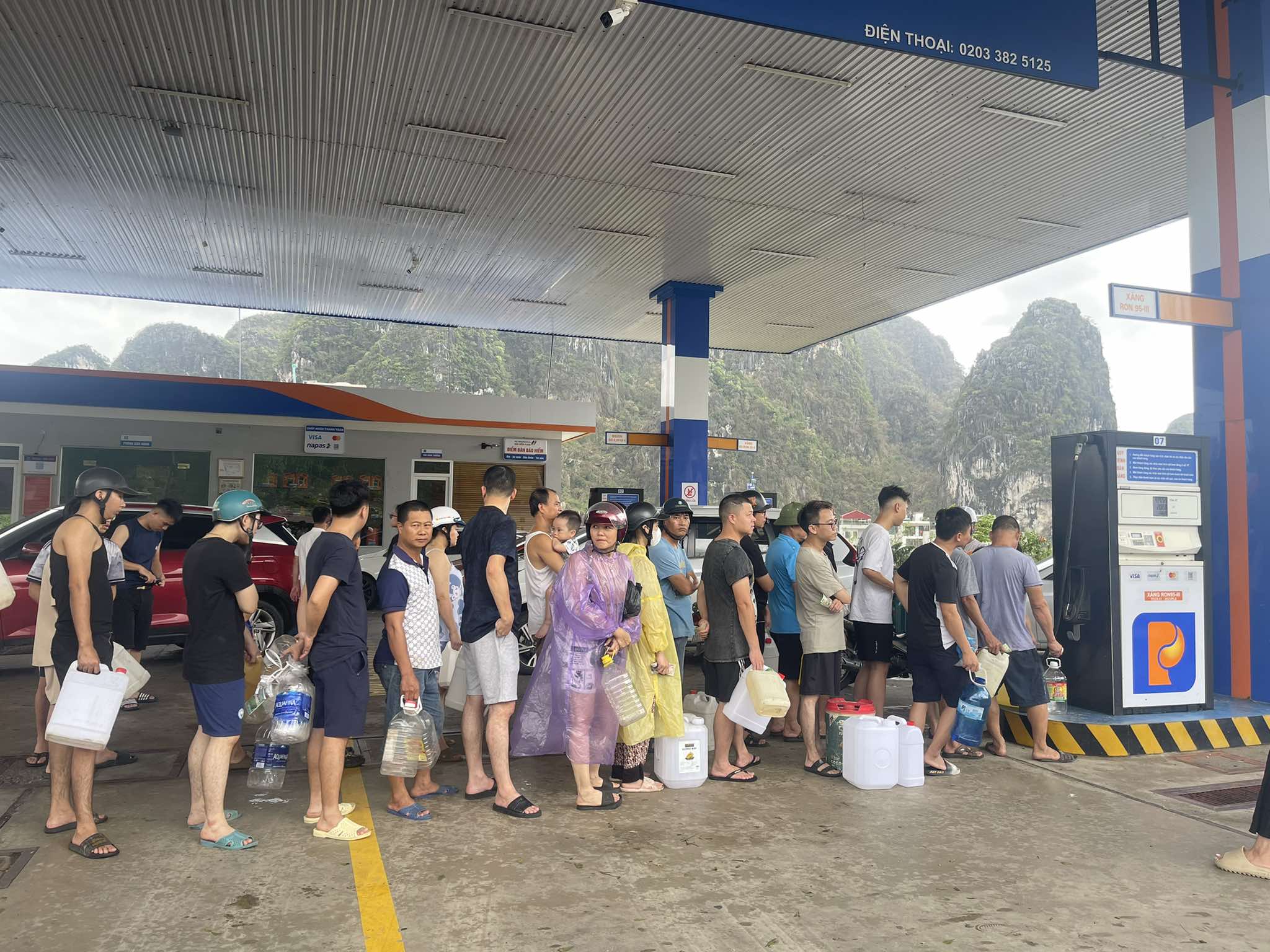 Người dân xếp hàng chờ mua tại một cây xăng ở Hà Tư, Hạ Long, Quảng Ninh, sáng 8/9. Ảnh: Phạm Dự