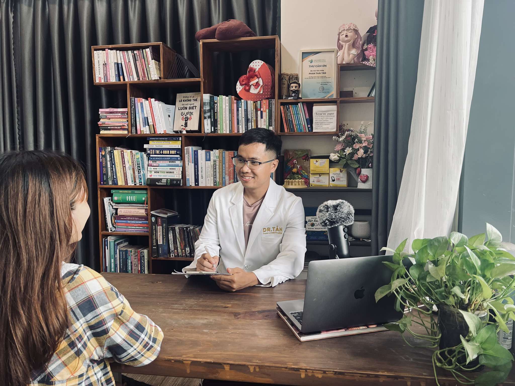 Bác sĩ tư vấn cho một bệnh nhân. Ảnh: Bác sĩ cung cấp
