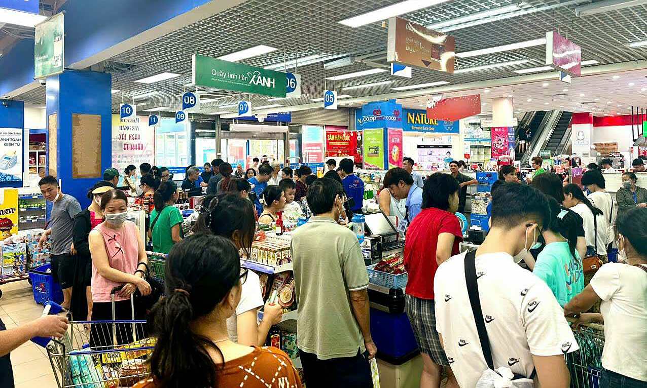 Khách hàng mua sắm chật kín siêu thị Co.opmart Hà Nội ngày 6/9. Ảnh: Phương Dung