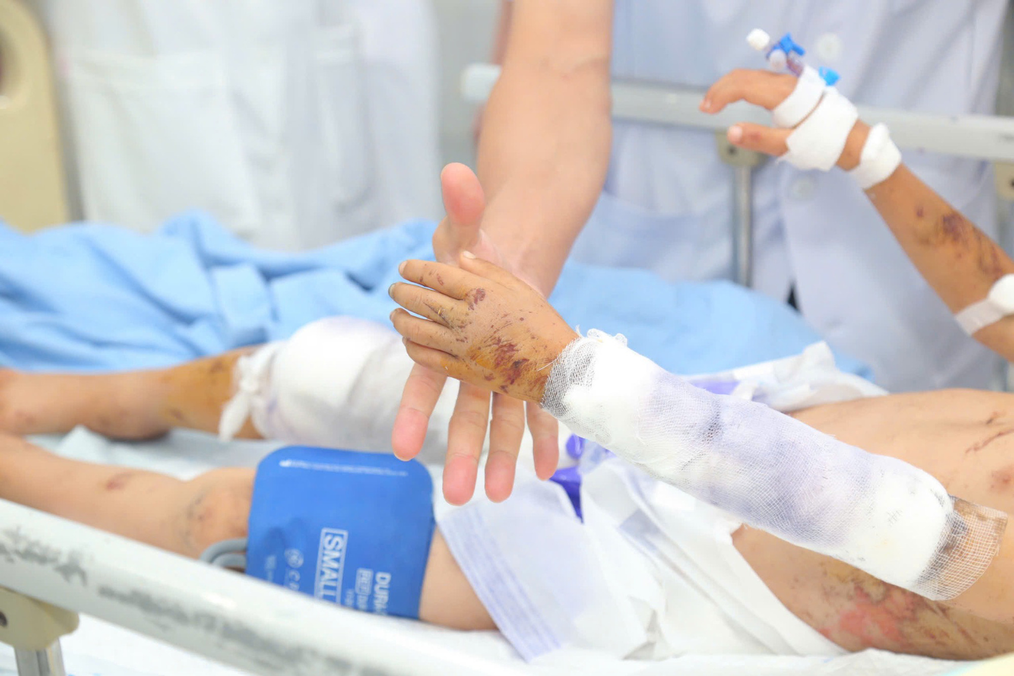 Sức khỏe hai trẻ bị lũ quét ở Làng Nủ đã có cải thiện - Ảnh 2. Sức khỏe 2 trẻ bị lũ quét ở Làng Nủ đã có cải thiện - Ảnh 2.