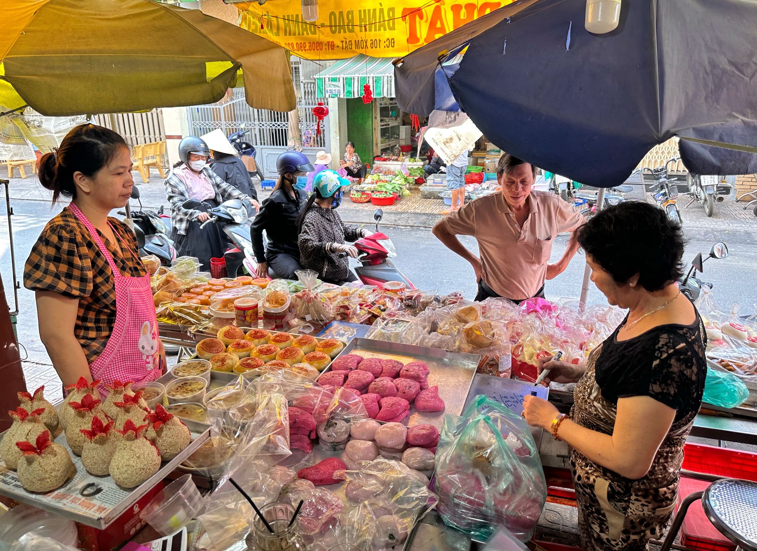 Lò 'bánh trường thọ' nức tiếng Chợ Lớn dịp tết: Làm gấp 10 lần, khách nườm nượp- Ảnh 9. Lò 'bánh trường thọ' nức tiếng Chợ Lớn dịp tết: Làm gấp 10 lần, khách nườm nượp- Ảnh 9.