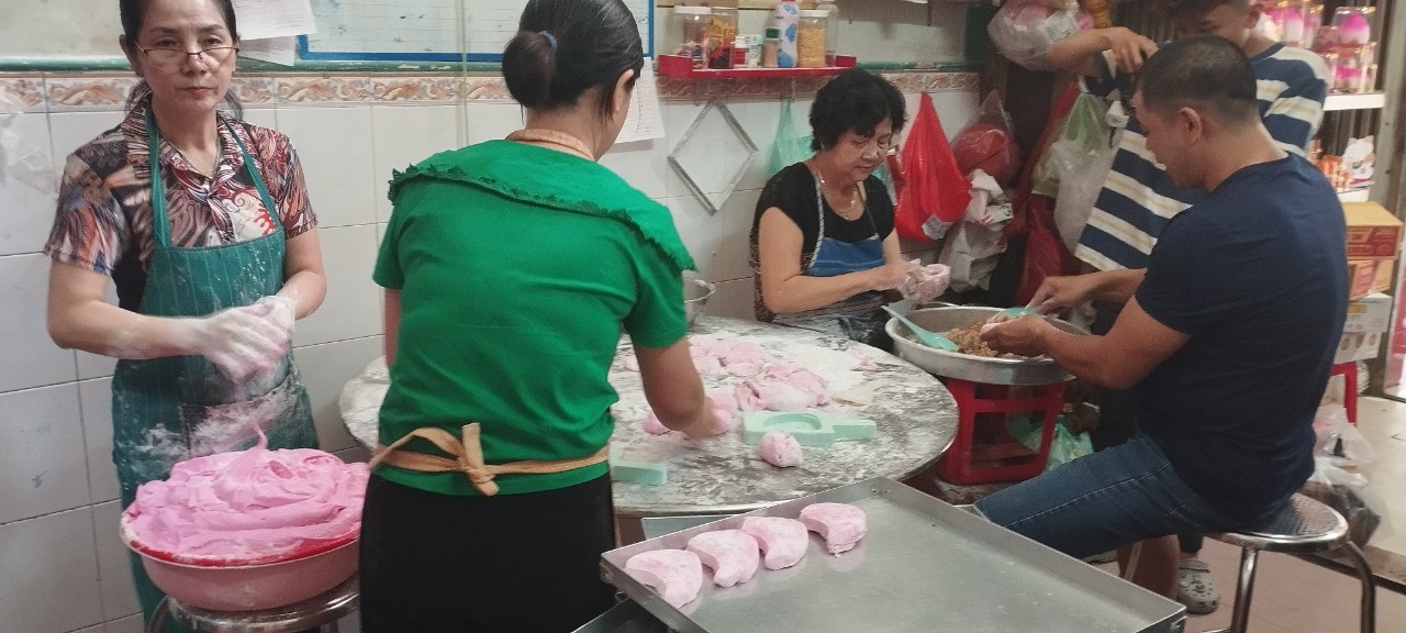 Lò 'bánh trường thọ' nức tiếng Chợ Lớn dịp tết: Làm gấp 10 lần, khách nườm nượp- Ảnh 6. Lò 'bánh trường thọ' nức tiếng Chợ Lớn dịp tết: Làm gấp 10 lần, khách nườm nượp- Ảnh 6.