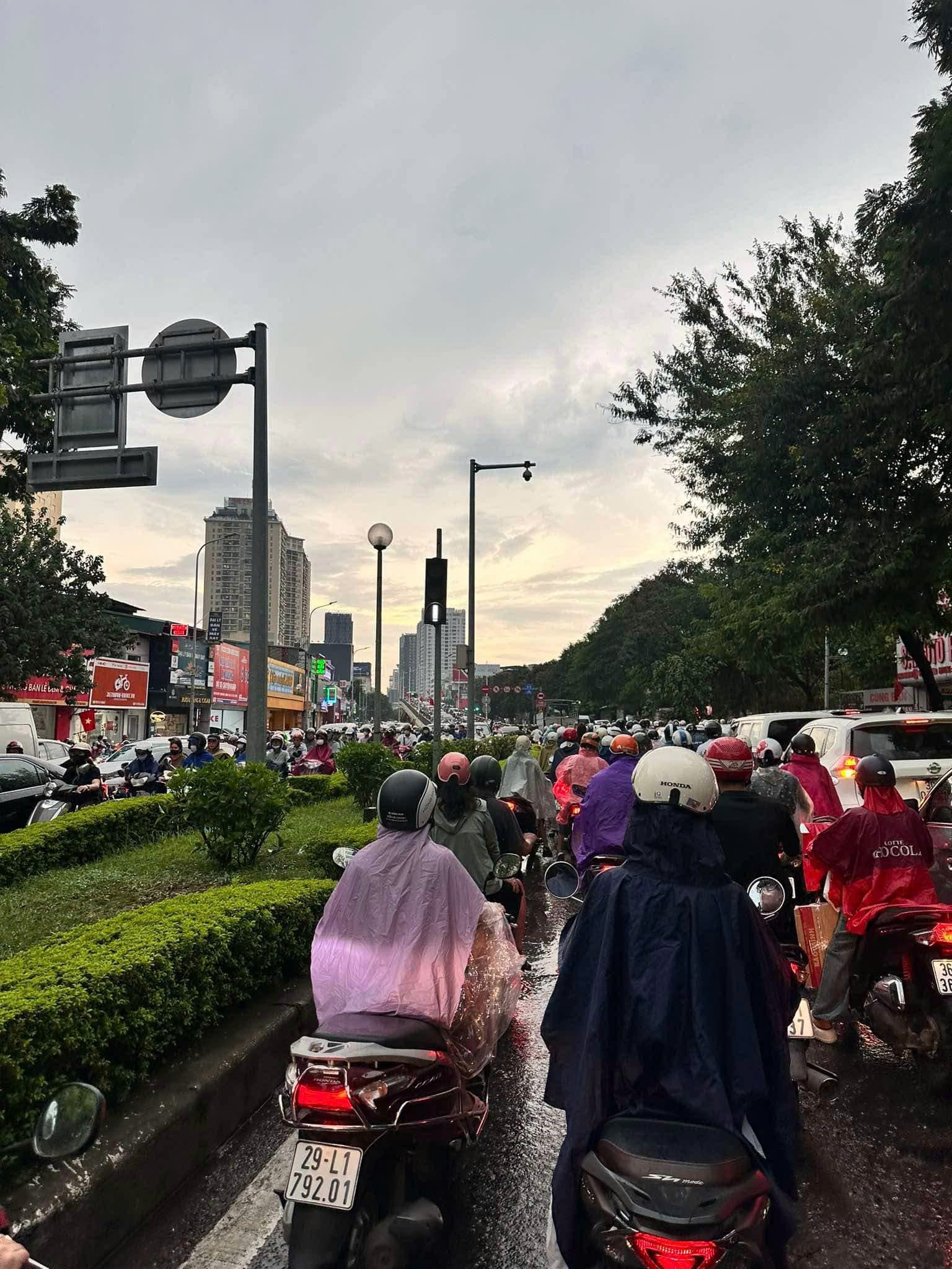 Giao thông ùn tắc ở tuyến đường Lê Văn Lương, quận Thanh Xuân hướng về phố Láng Hạ, quận Đống Đa, 17h ngày 6/9. Ảnh: Nhân vật cung cấp
