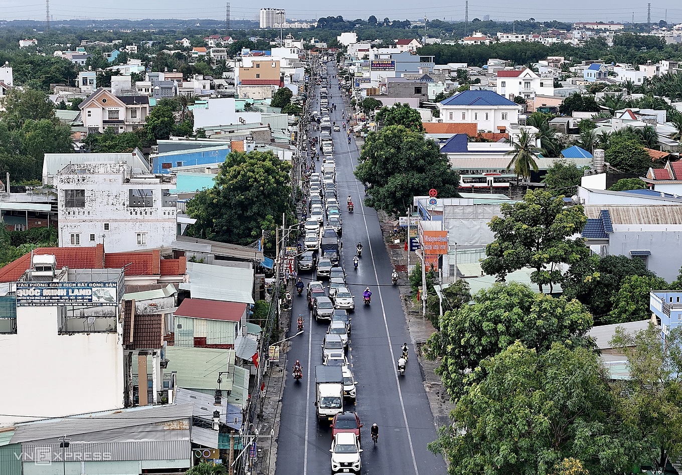 Ôtô nối dài trên đường Lý Thái Tổ chờ qua phà Cát Lái, chiều 14/9. Ảnh: Gia Minh