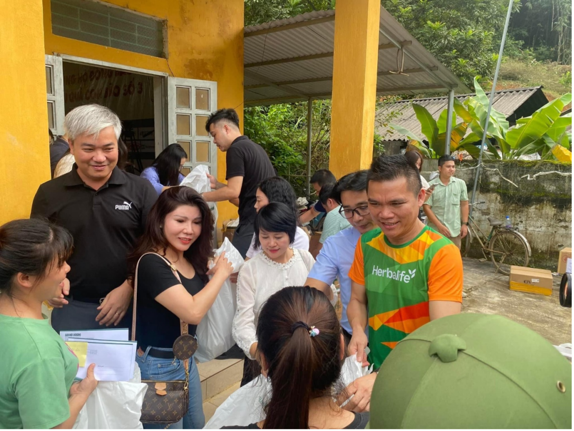Đại diện Herbalife Việt Nam tham gia chuyến cứu trợ đồng bào miền Bắc vào 15/9. Ảnh: Herbalife