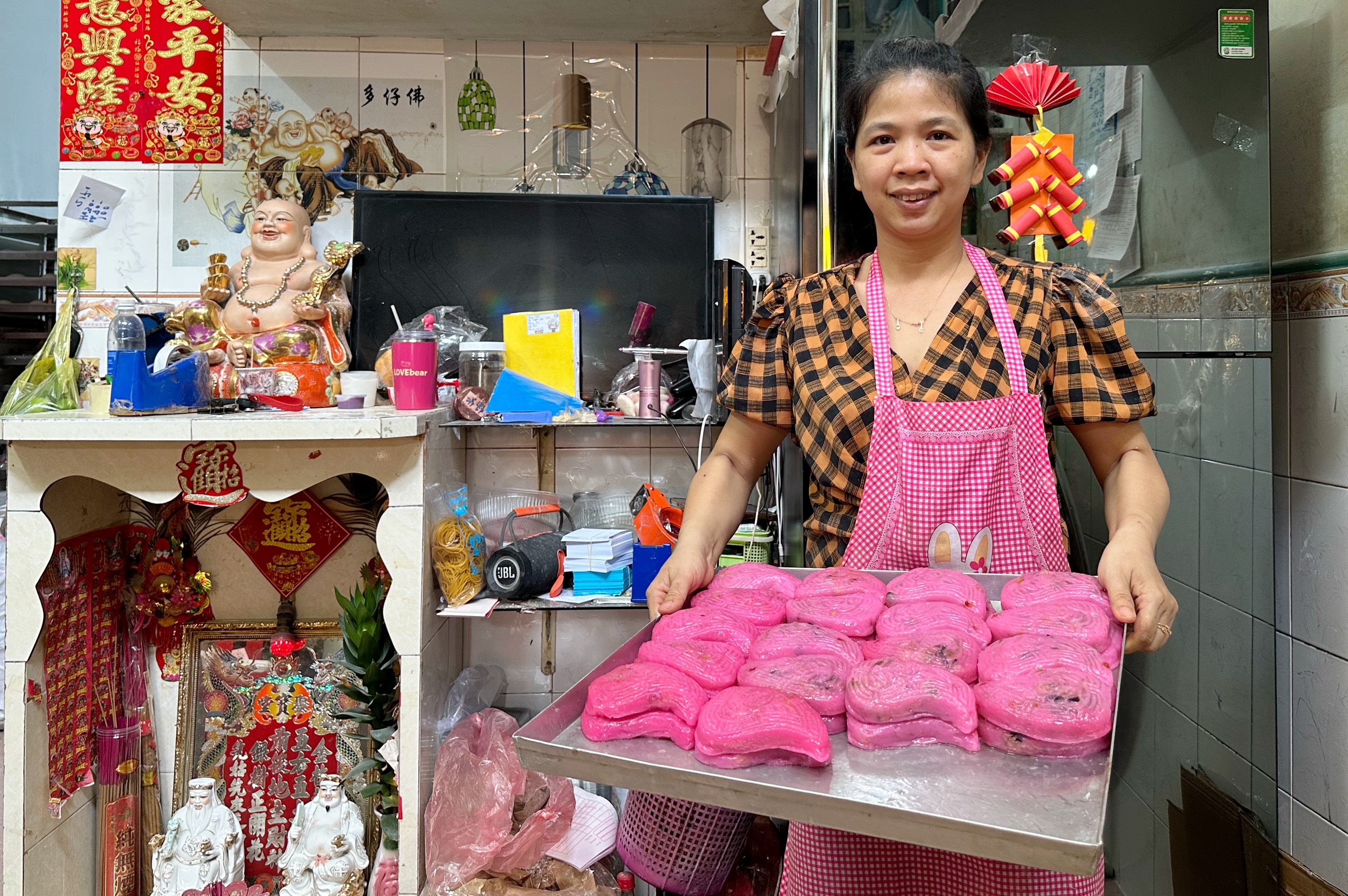 Lò 'bánh trường thọ' nức tiếng Chợ Lớn dịp tết: Làm gấp 10 lần, khách nườm nượp- Ảnh 1. Lò 'bánh trường thọ' nức tiếng Chợ Lớn dịp tết: Làm gấp 10 lần, khách nườm nượp- Ảnh 1.