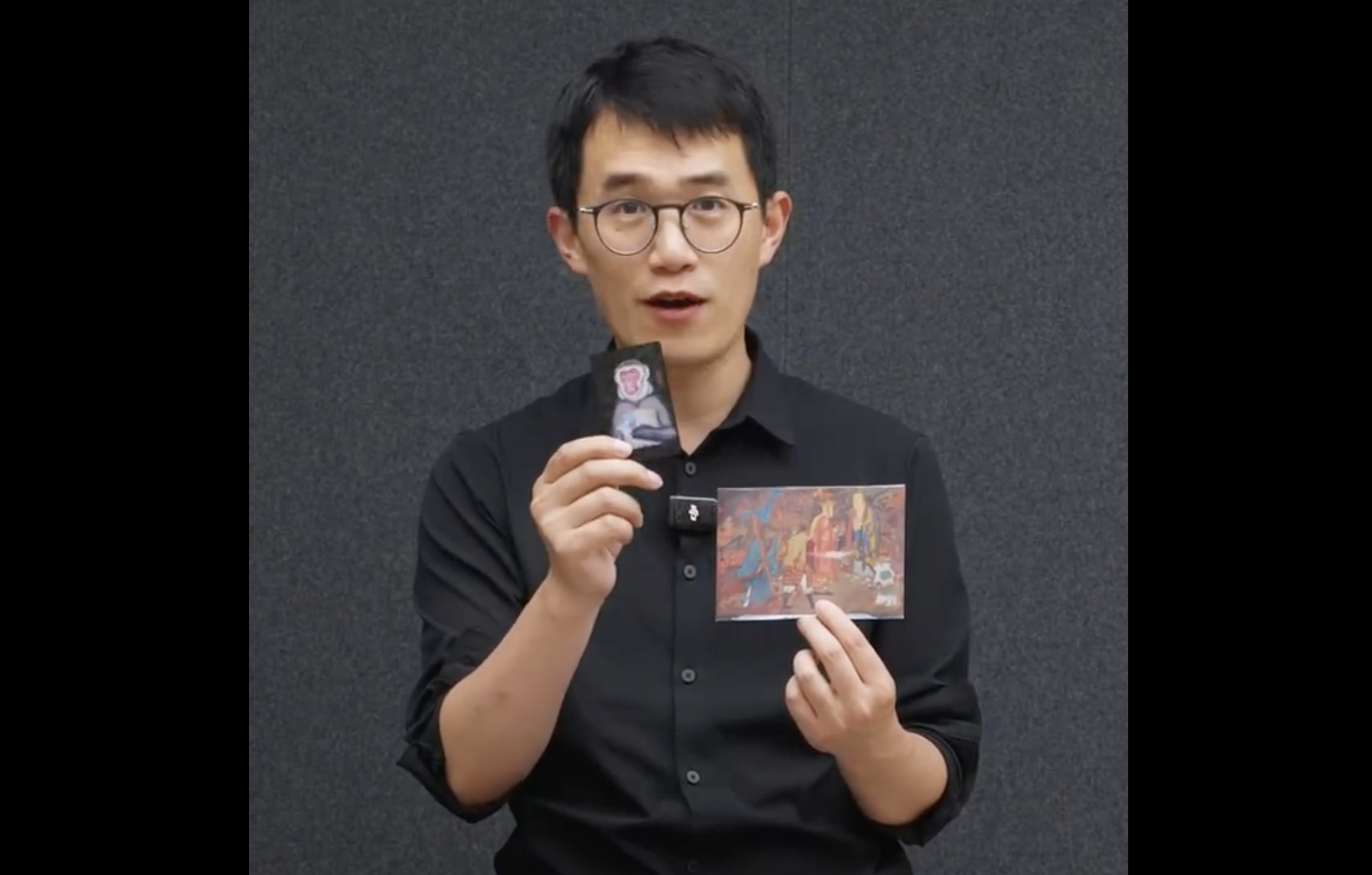 Wang Teng mở hộp đồ chơi, khoe được Lei Jun tặng. Ảnh chụp màn hình