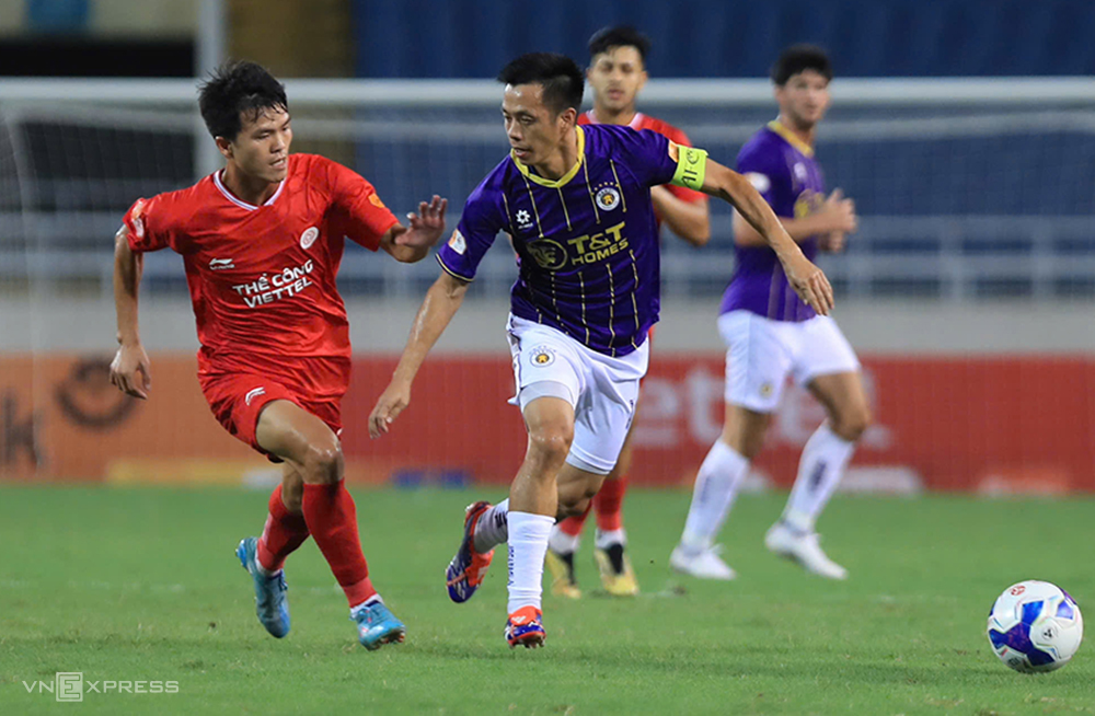 Văn Quyết tranh chấp với đối phương khi Hà Nội FC thua Thể Công 1-2 trên sân Mỹ Đình ngày 22/9.