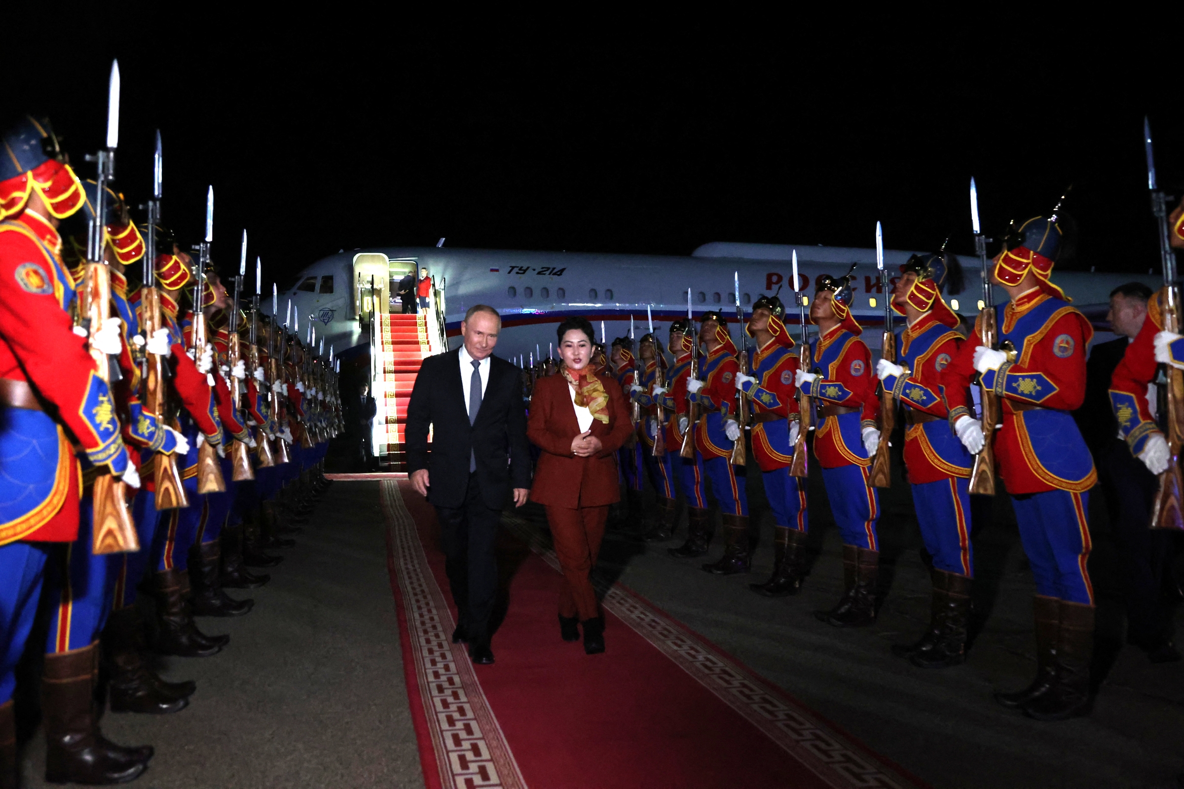 Ngoại trưởng Mông Cổ Battsetseg Batmunkh đón Tổng thống Nga Vladimir Putin tại sân bay ở Ulaanbaatar ngày 2/9. Ảnh: AFP