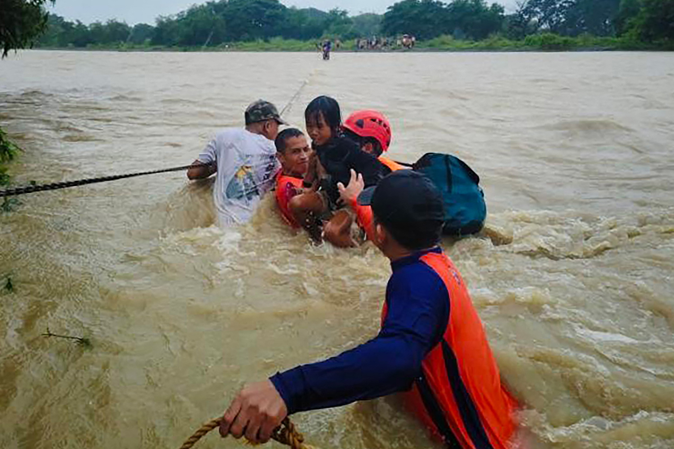 Cảnh sát biển Philippines sơ tán người dân ở thị trấn Rizal, tỉnh Occidental Mindoro, khi bão Bebinca đi qua, ngày 14/9. Ảnh: AFP