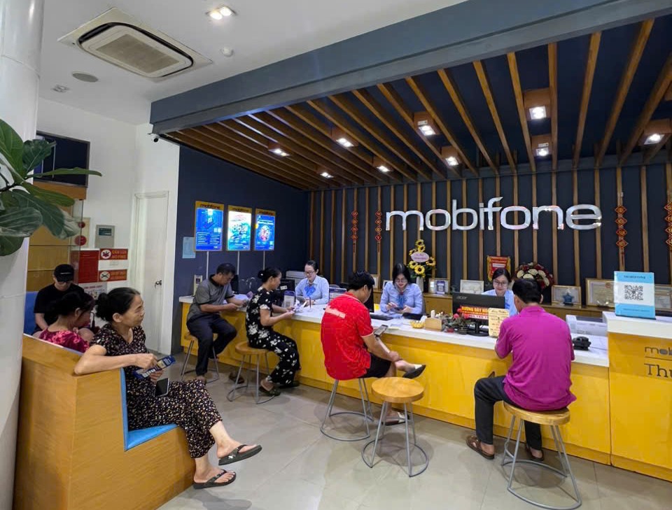 Nhân viên MobiFone hỗ trợ người dùng tại cửa hàng ở Hưng Yên. Ảnh: MobiFone