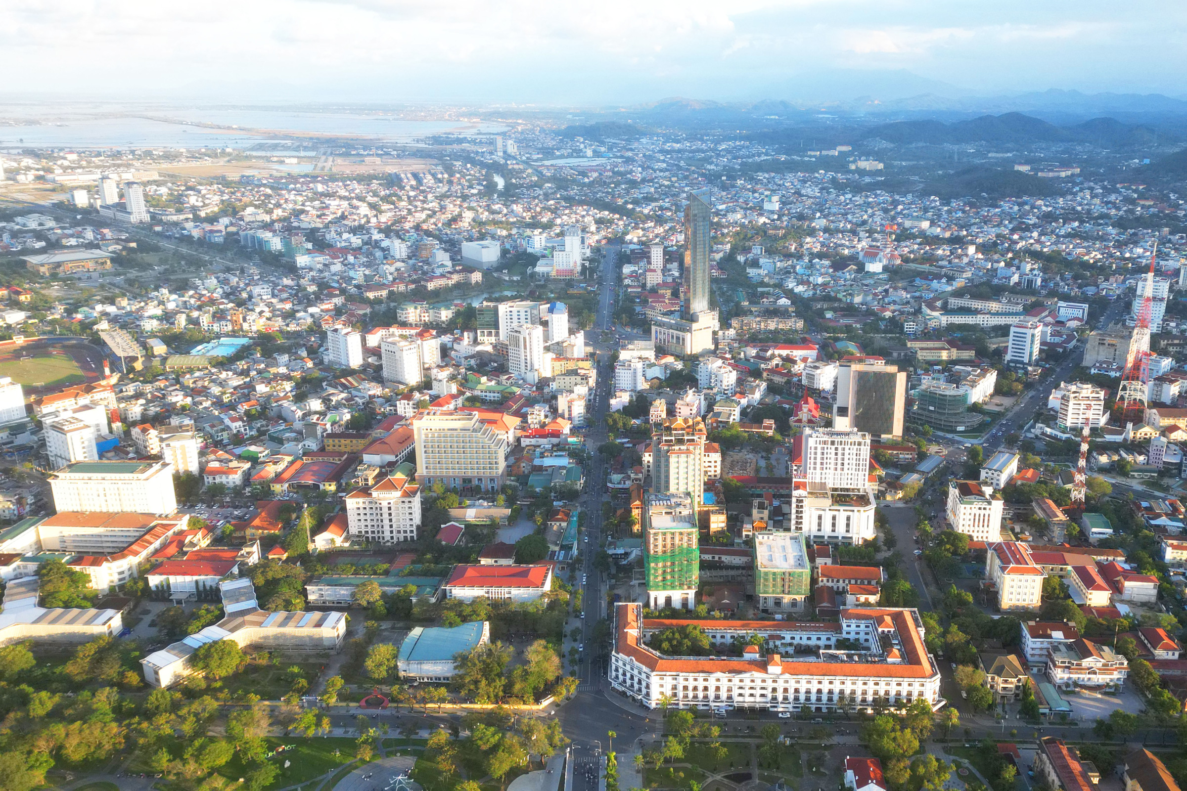 Trung tâm TP Huế ở bờ nam sông Hương. Ảnh: Võ Thạnh