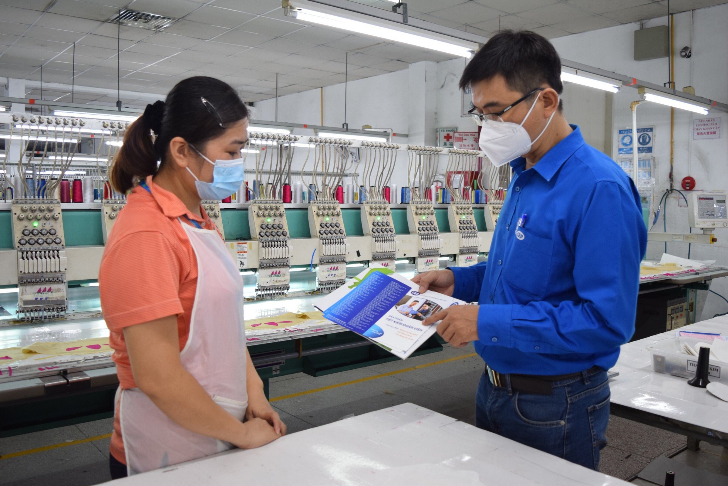 Nhân viên CEP giới thiệu về các chương trình vay vốn cho công nhân trong nhà máy ở TP HCM. Ảnh: An Phương