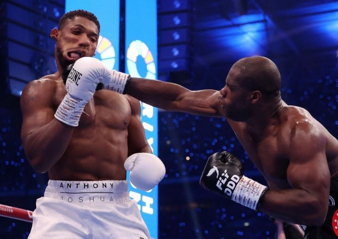 Mặt của Joshua như biến dạng khi trúng một cú đấm thuận tay của Dubois. Ảnh: Match Room