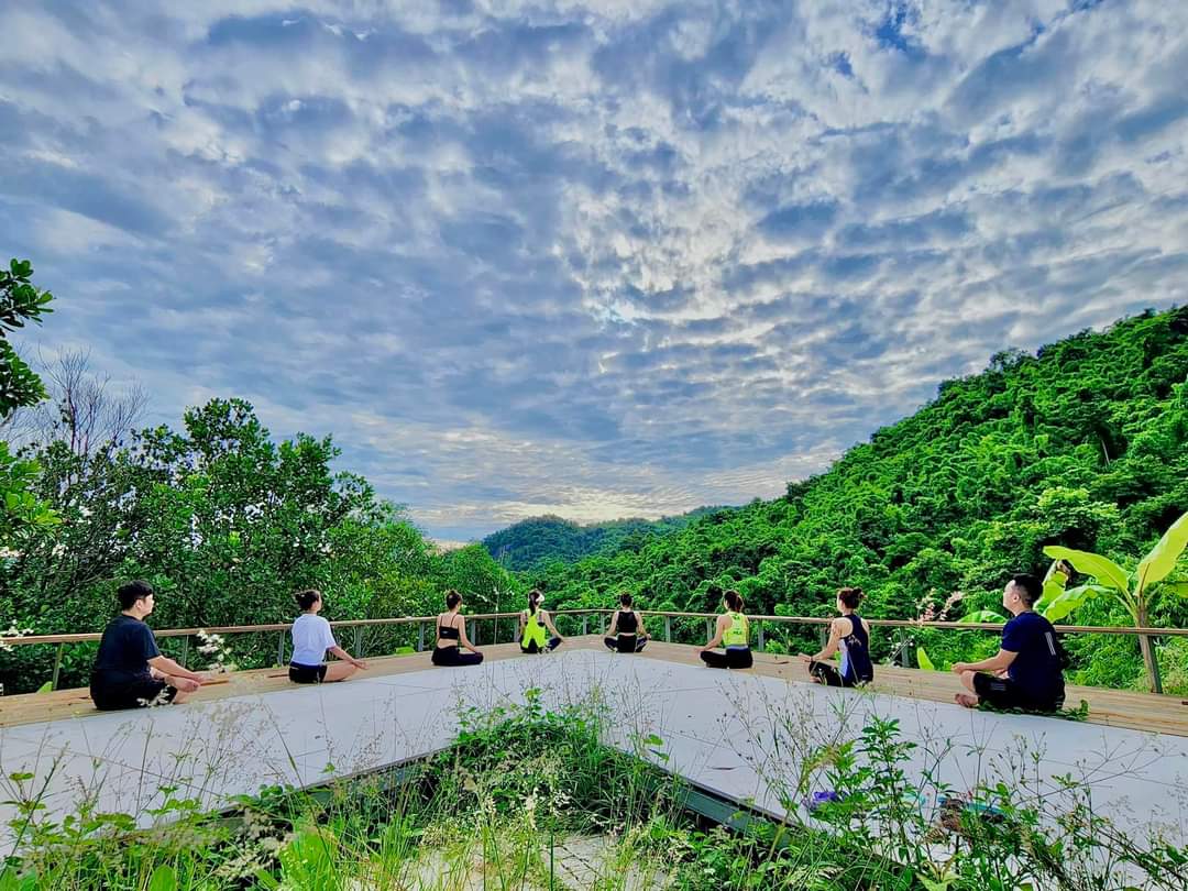 Không gian tập yoga tại khu du lịch Làng Nhỏ. Ảnh: Làng Nhỏ - Hồ Láng Nhớt