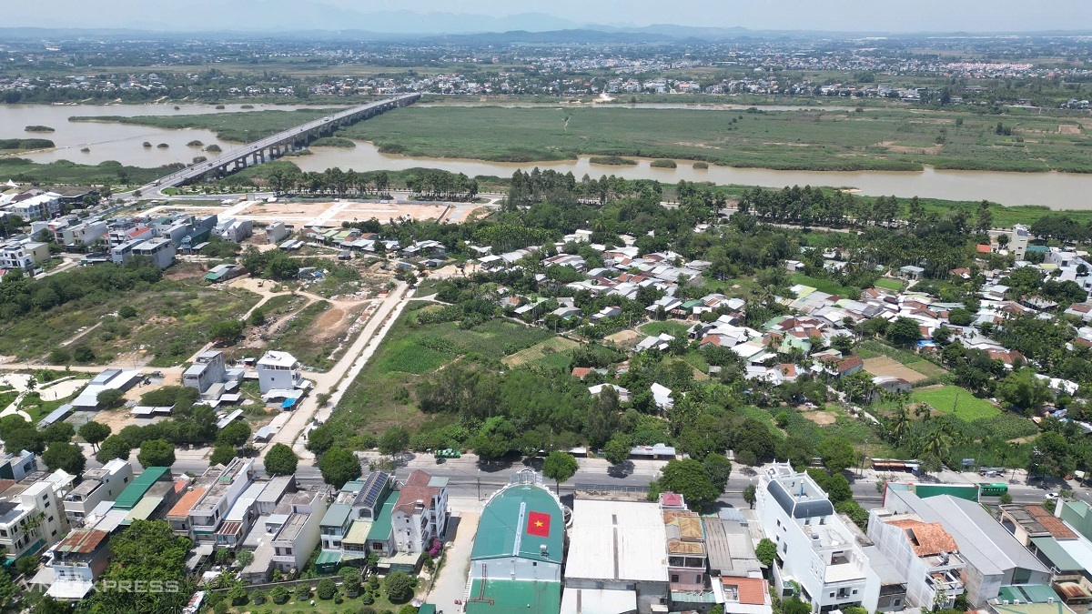 Tổ dân dân phố 6, sát bên sông Trà Khúc với những căn nhà cấp 4thaasp hơn những ngôi nhà cao tầng phía nam. Ảnh: Phạm Linh