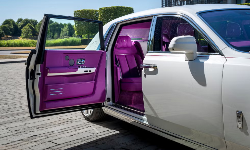 Mẫu Rolls-Royce Phantom với màu trắng ngọc trai ở ngoại thất, và màu hồng tím ở nội thất của một khách hàng tỷ phú. Ảnh: Autoweek