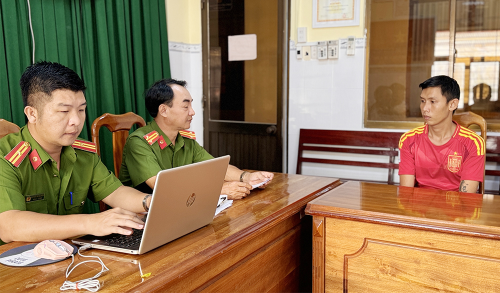 Thuận tại cơ quan điều tra. Ảnh: Tiến Tầm