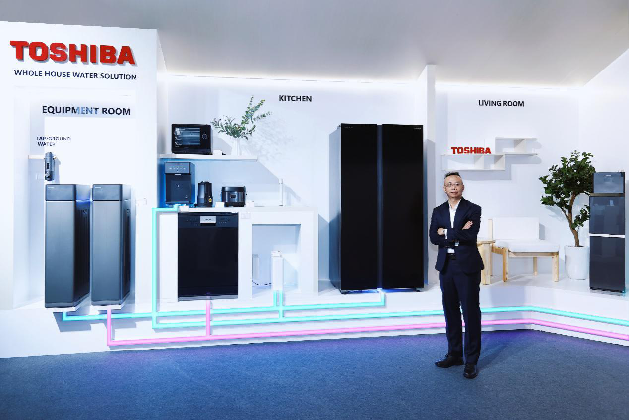 Lãnh đạo Toshiba và bộ sưu tập các thiết bị công nghệ. Ảnh: Toshiba