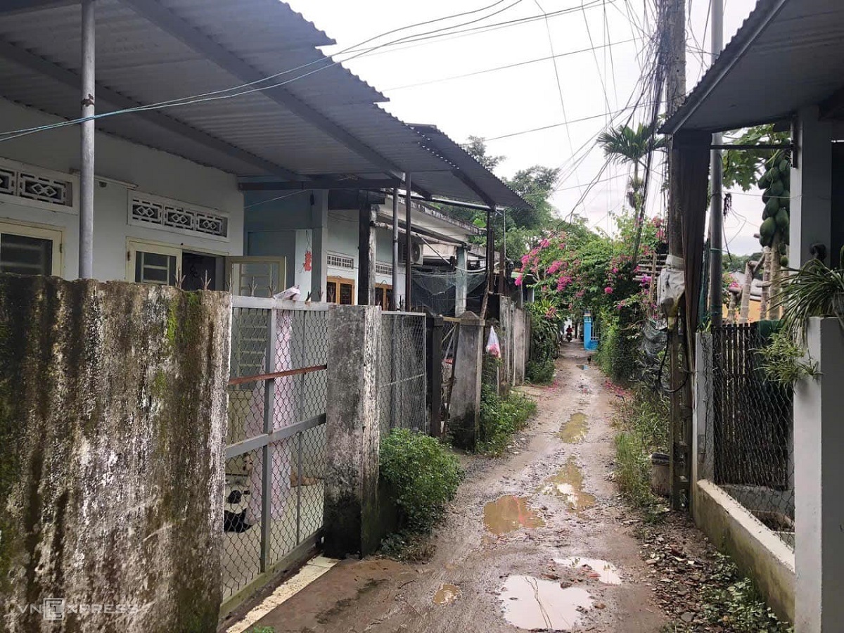 Con đường vào tổ dân phố 6 nhếch nhác trong cơn mưa tháng 9. Ảnh: Phạm Linh