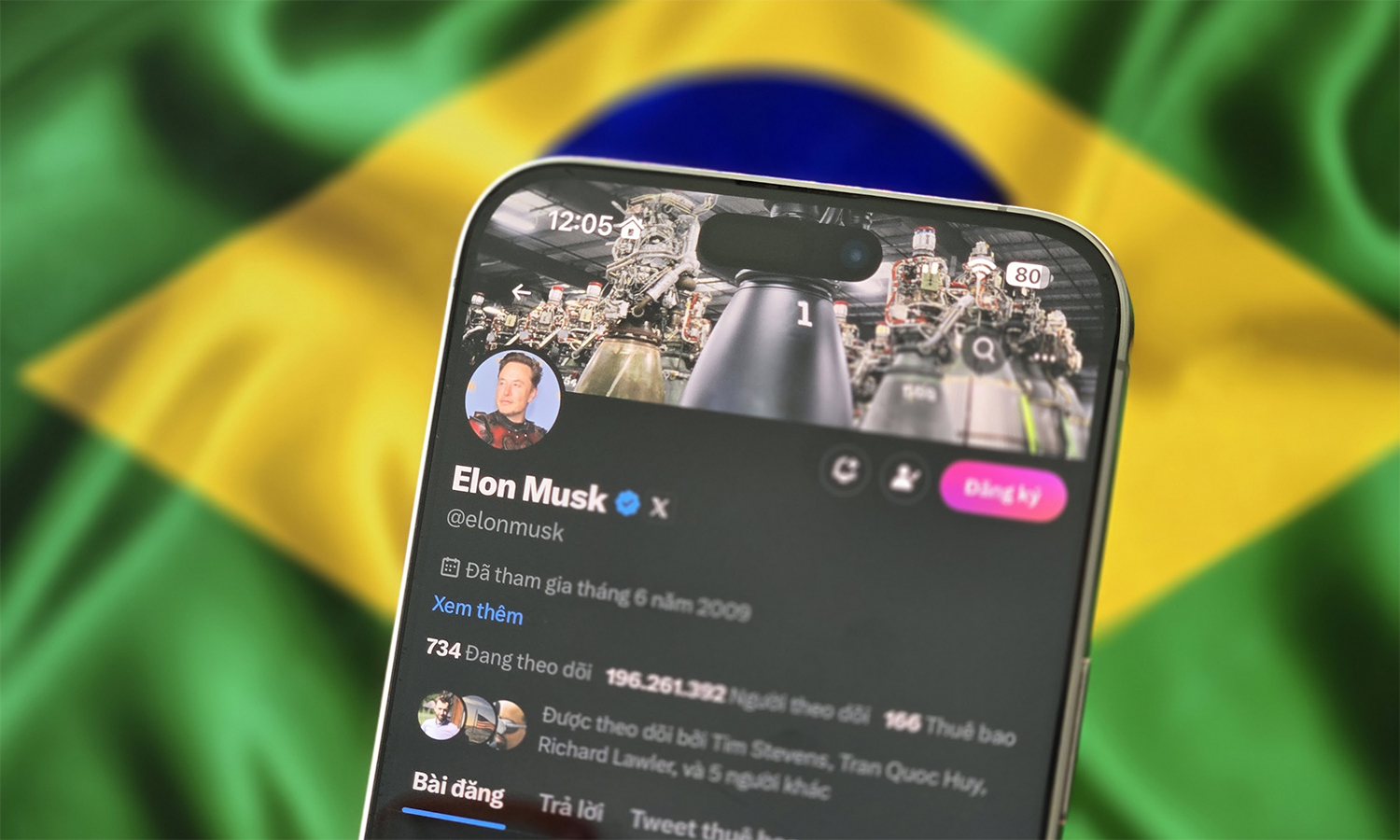Giao diện ứng dụng X trên nền quốc kỳ của Brazil. Ảnh: Tuấn Hưng