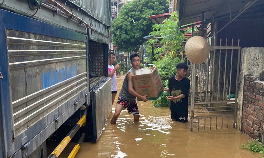 Người dân di chuyển lên xe anh Luân, sáng 9/9. Ảnh: Nhân vật cung cấp