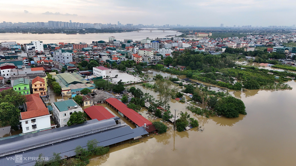 Làng gốm Bát Tràng chìm trong biển nước, chiều 12/9. Ảnh: Phạm Chiểu