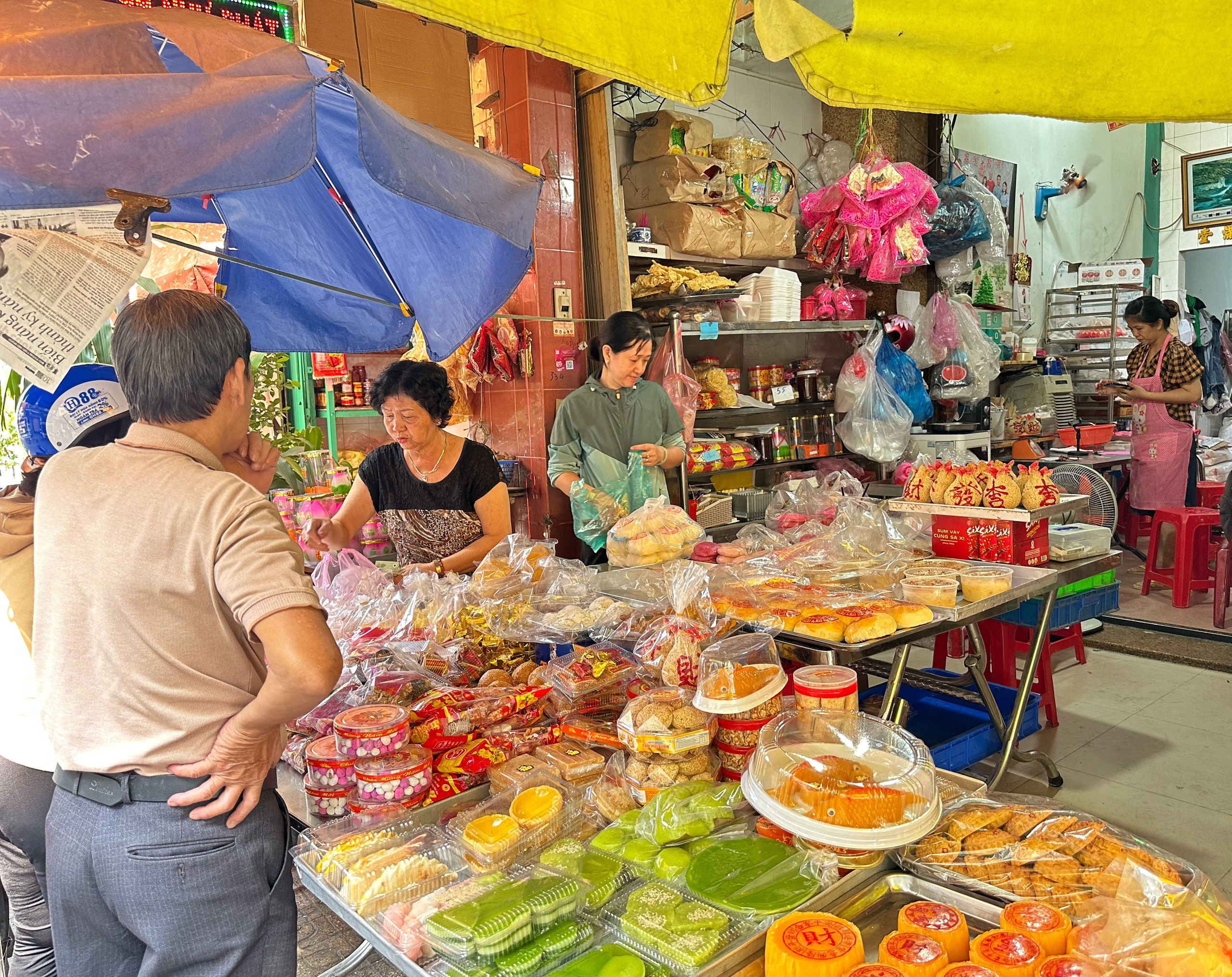 Lò 'bánh trường thọ' nức tiếng Chợ Lớn dịp tết: Làm gấp 10 lần, khách nườm nượp- Ảnh 2. Lò 'bánh trường thọ' nức tiếng Chợ Lớn dịp tết: Làm gấp 10 lần, khách nườm nượp- Ảnh 2.