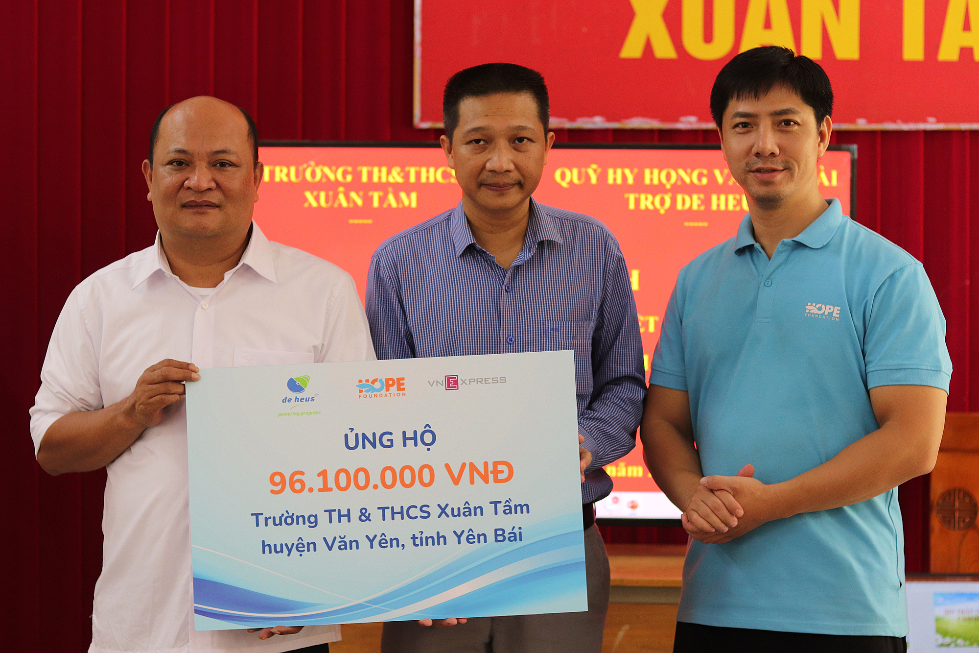 Quỹ Hy vọng cùng De Heus trao hơn 96 triệu đồng cho trường TH&THCS Xuân Tầm, huyện Văn Yên, tỉnh Yên Bái, ngày 24/9/2024. Ảnh: Quỳnh Anh