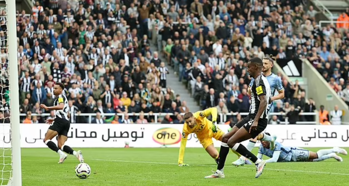 Isak đệm bóng vào lưới trống, nâng tỷ số lên 2-1 cho Newcastle ở vòng 3 Ngoại hạng Anh.