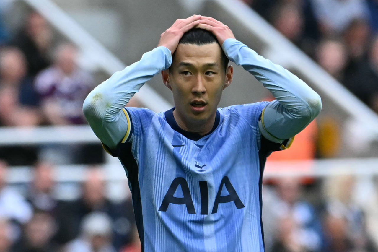 Son Heung-min ôm đầu tiếc nuối trong trận Tottenham thua Newcastle ở Ngoại hạng Anh.