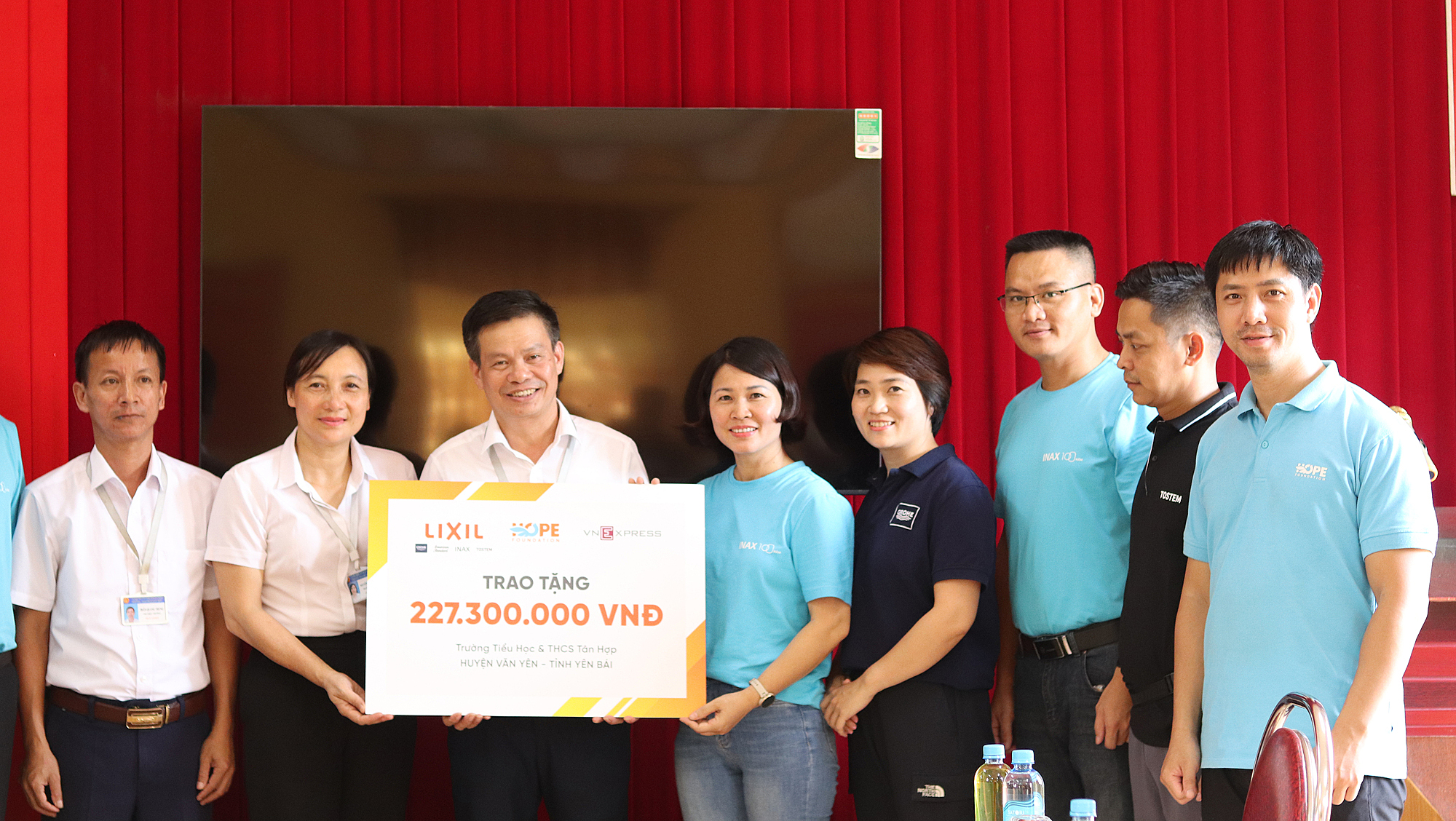 Hơn 227 triệu đồng từ nguồn đóng góp của Công ty TNHH Lixil Việt Nam và độc giả báo VnExpress được trao cho trường Tiểu học và THCS Tân Hợp, huyện Văn Yên, tỉnh Yên Bái, ngày 24/9/2024. Ngoài ra, trường cũng nhận hỗ trợ 220 triệu đồng từ Funtap và Techlab Ảnh: Quỳnh Anh