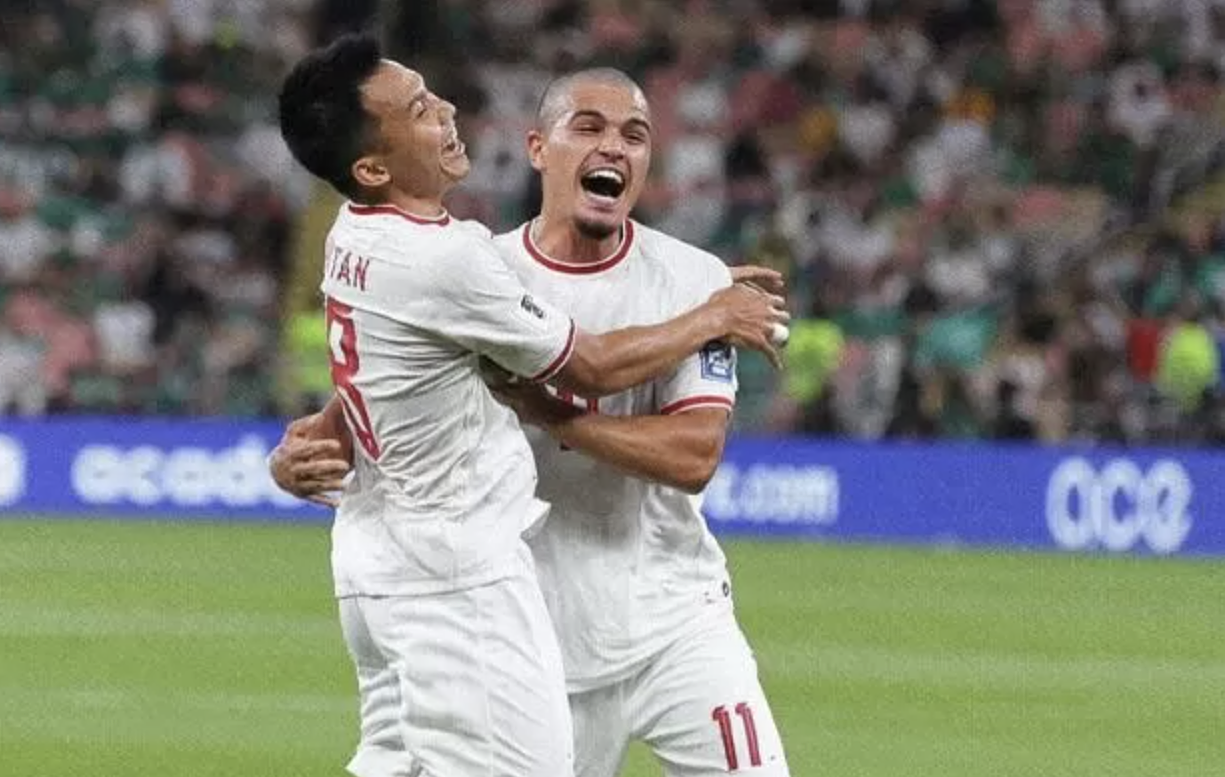 Ragnar Oratmagoen (phải) mừng bàn mở tỷ số cho Indonesia trong trận hòa Arab Saudi 1-1, ở lượt ra quân bảng C vòng loại ba World Cup 2026 - khu vực châu Á. Ảnh: PSSI