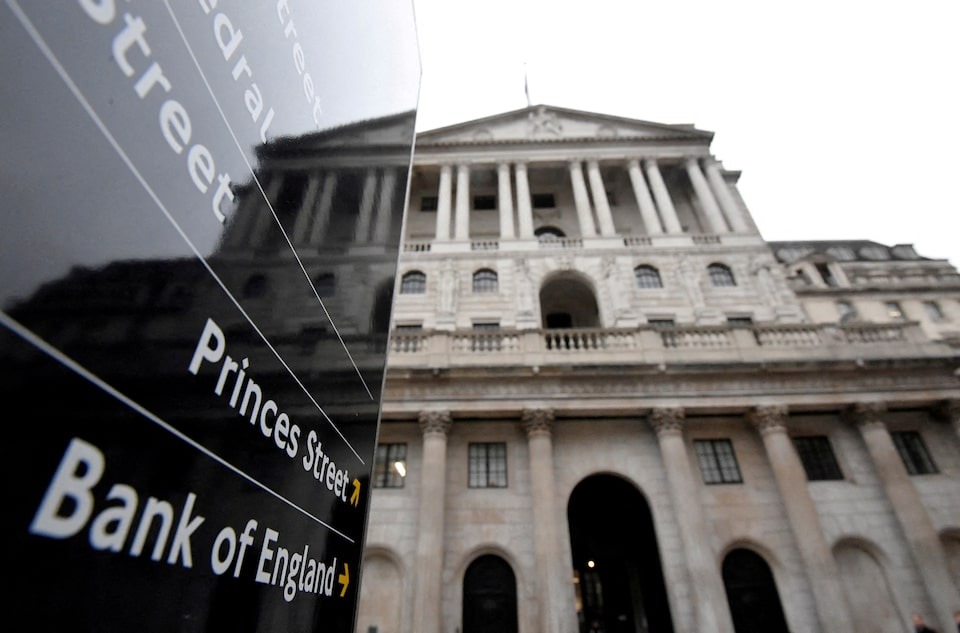 Bên ngoài tòa nhà Ngân hàng Trung ương Anh ở London. Ảnh: Reuters