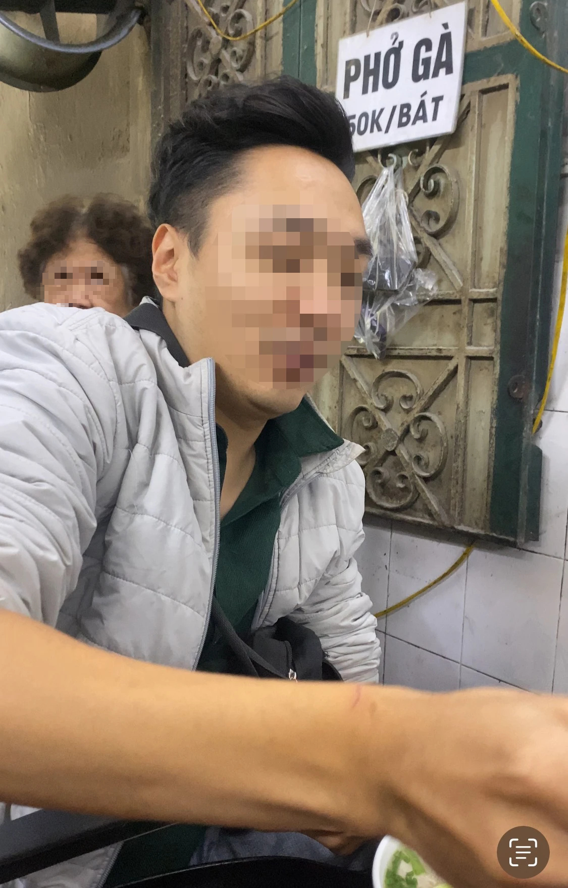 Xôn xao chuyện 'bị đuổi khỏi quán vì ngồi xe lăn': Bà chủ quán phở nói gì?- Ảnh 3. Xôn xao chuyện 'bị đuổi khỏi quán vì ngồi xe lăn': Bà chủ quán phở nói gì?- Ảnh 3.